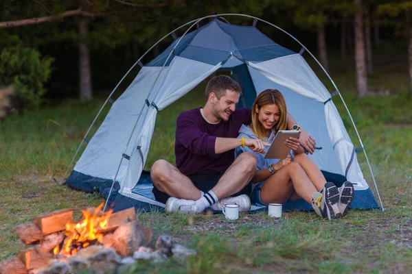 Jovem Casal Bebendo Café Apreciando Vista Montanha Verificando Tablet Com — Fotografia de Stock