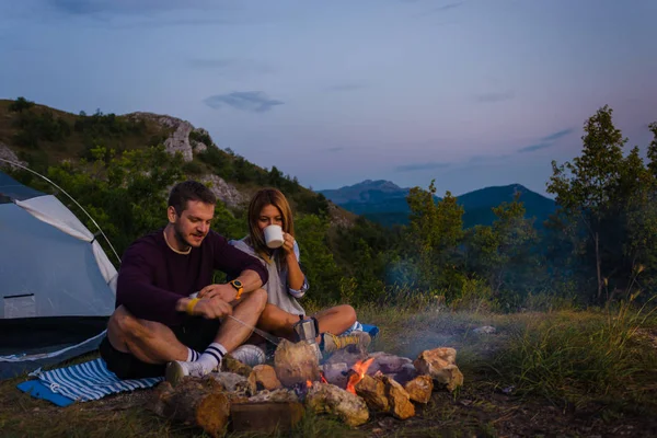 Casal Jovem Relaxante Perto Fogueira Marshmallows Rosting Beber Café Colina — Fotografia de Stock