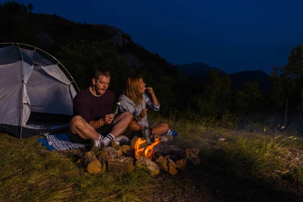 Ungt Par Äta Marshmallows Och Avkopplande Vid Lägerelden Skog Kullen — Stockfoto