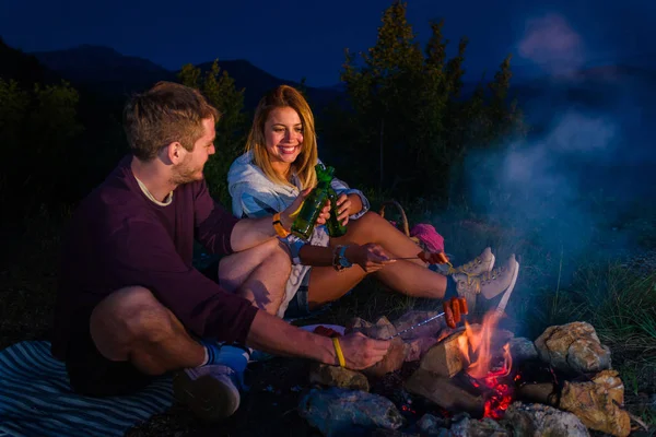 Man Woman Cheering Rosting Sausages Campfire Drinking Beer Relaxing Campfire — Stock Photo, Image