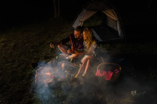 Junges Paar Macht Selfie Backt Würstchen Lagerfeuer Und Trinkt Nachts — Stockfoto