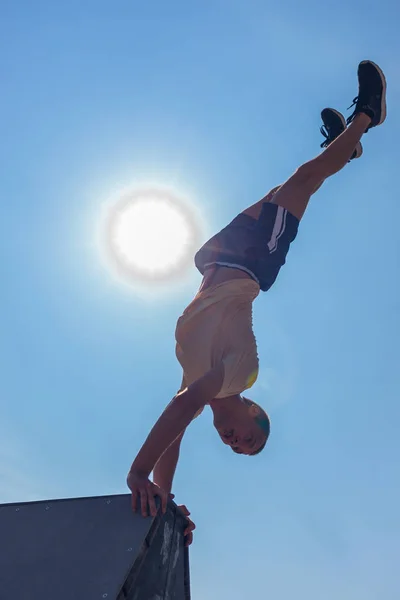 Parkour Hombre Entrenamiento Handstand Mientras Hace Parkour Skatepark —  Fotos de Stock