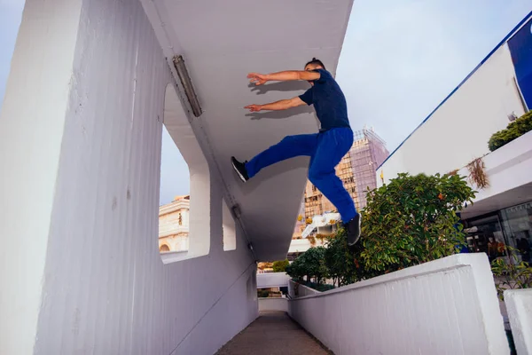 Jovem Homem Parkour Pulando Para Outro Muro Enquanto Fazendo Alguns — Fotografia de Stock