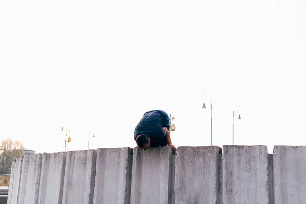 Homem Caucasiano Treina Parkour Enquanto Salta Sobre Alto — Fotografia de Stock