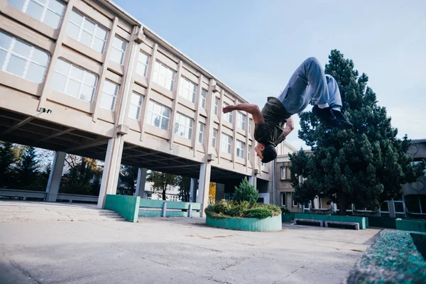 Athletic Parkour Facet Robi Backflip Sztuczki Podczas Skakania Kółko — Zdjęcie stockowe