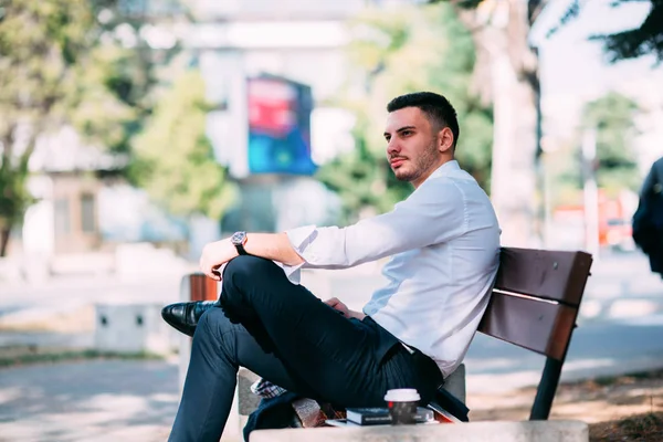 Der Junge Moderne Geschäftsmann Sitzt Mit Gekreuzten Beinen Park Auf — Stockfoto