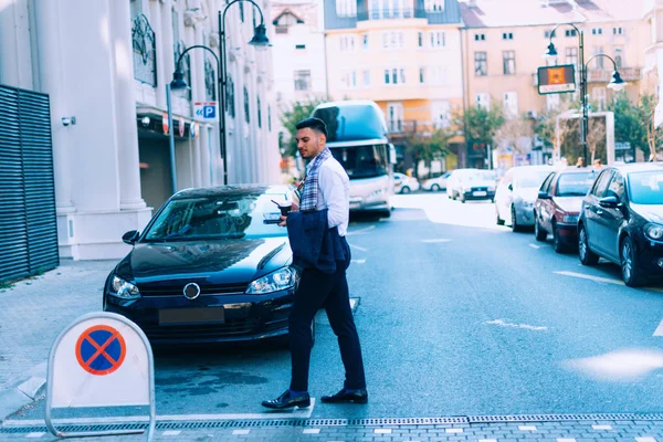 Homem Negócios Irritado Está Andando Através Rua Indo Sua Pausa — Fotografia de Stock