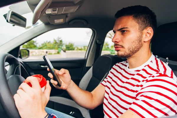 Ung Man Driver Sin Bil Och Söker Nyfiken Samtidigt Kaffe — Stockfoto