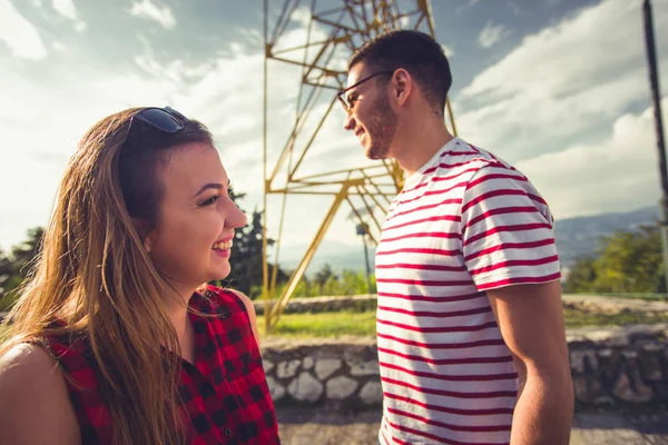 Paar Redet Draußen Und Amüsiert Sich Beim Parken — Stockfoto