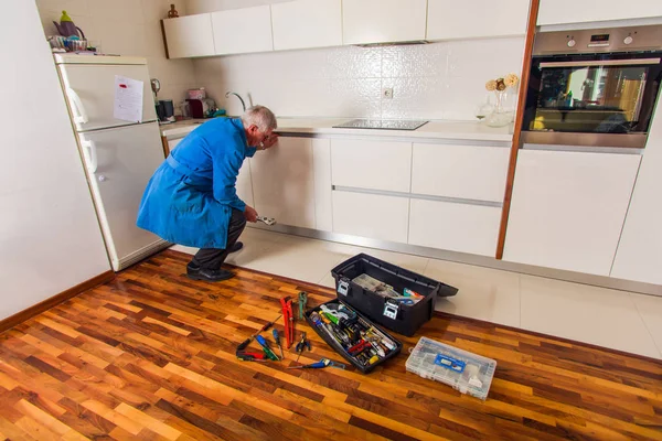 Επισκευαστής Εκμετάλλευση Κλειδί Στην Κουζίνα Ενώ Στέκεται Δίπλα Στο Πλαίσιο — Φωτογραφία Αρχείου