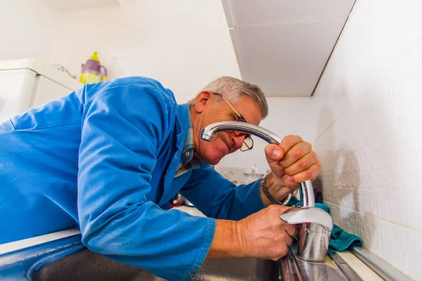Tukang Yang Sudah Tua Bekerja Dapur Memperbaiki Keran Dapur Dengan — Stok Foto