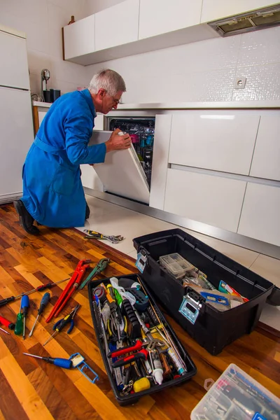 Reparador Traje Trabajo Azul Fijación Máquina Lavavajillas Cocina —  Fotos de Stock