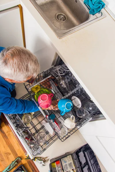 Handyman Het Openen Van Vaatwasser Machine Witte Keuken — Stockfoto