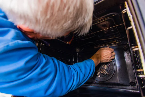 Ältere Arbeiter Reparieren Den Motorventilator Ofen — Stockfoto