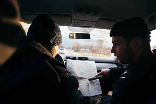 两个强盗看着地图 计划着他们的下一个强盗 其中一个拿着枪 — 图库照片