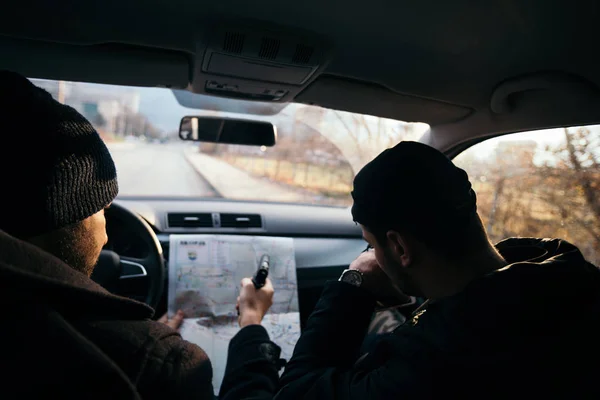 Criminales Sentados Atardecer Coche Mirando Mapa Ciudad Planeando Próximo Movimiento — Foto de Stock