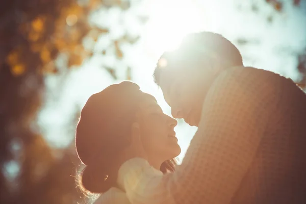 城市夫妇是户外 他们正在享受美丽的天气 并试图亲吻每天的阳光 — 图库照片