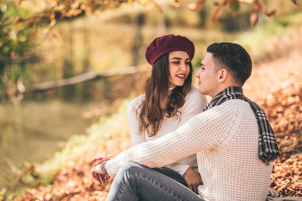 Attraktives Paar Sitzt Park Und Genießt Den Blick Auf Den — Stockfoto