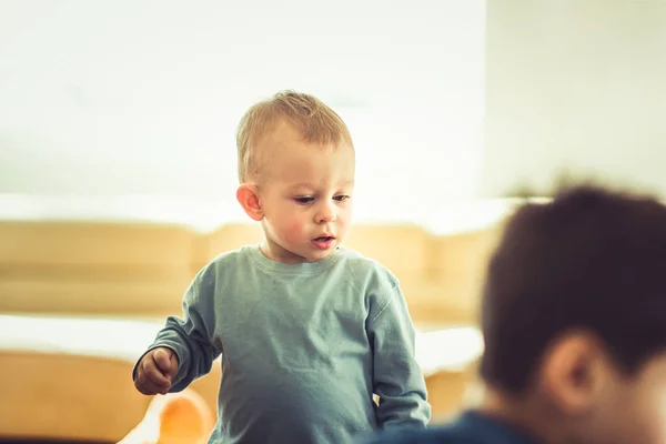 Niño Hermoso Encuentra Sala Estar —  Fotos de Stock