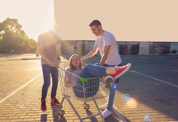Üzerinde Bir Park Alışveriş Sepeti Ile Genç Insanlar Eğlendirmek — Stok fotoğraf