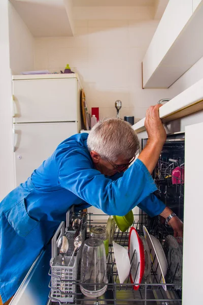 Sênior Handyman Máquina Lavar Prato Abertura Sua Casa — Fotografia de Stock