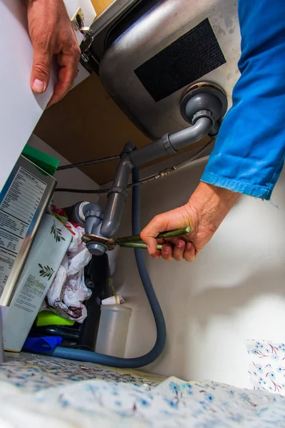 Plomero Senior Está Trabajando Fijación Tubería Del Fregadero — Foto de Stock