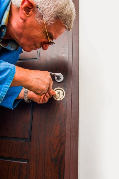 Senior Handyman Working Door Lock — Stock Photo, Image