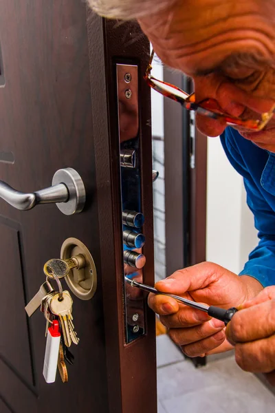Mature Handyman Standing Door Holding Screwdriver His Hands — Stock Photo, Image