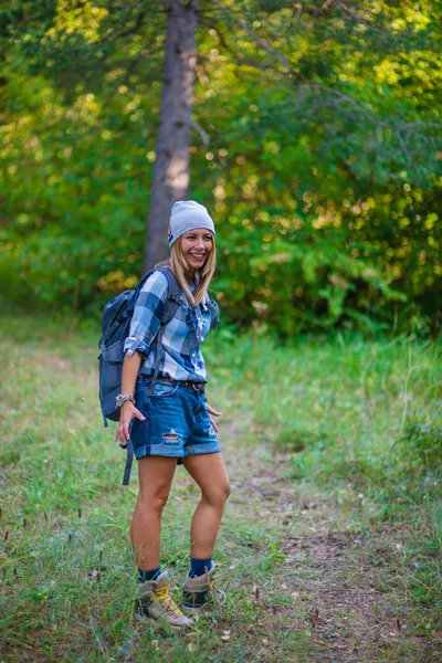 Jonge Vrouw Lopen Alleen Het Bos Concept Van Het Wandelen — Stockfoto