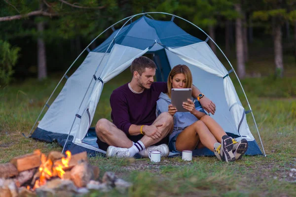 Jovem Casal Bebendo Café Apreciando Vista Montanha Verificando Tablet Com — Fotografia de Stock