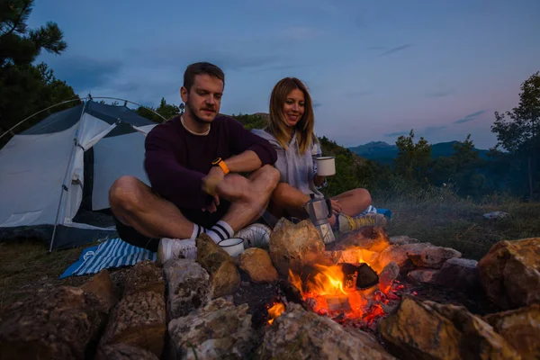 Jovem Casal Desfrutando Fogueira Com Café Pôr Sol Floresta — Fotografia de Stock