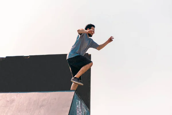 Jonge Man Actie Tijdens Het Springen Van Muur Skatepark — Stockfoto