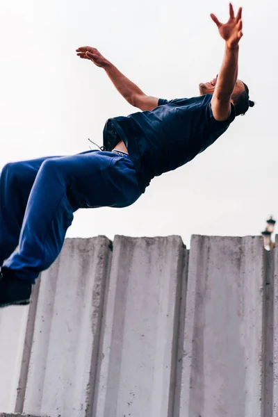Program Acrobat Człowieka Parkour Cwiczeniem Podczas Skakania Przeszkód Backflip — Zdjęcie stockowe