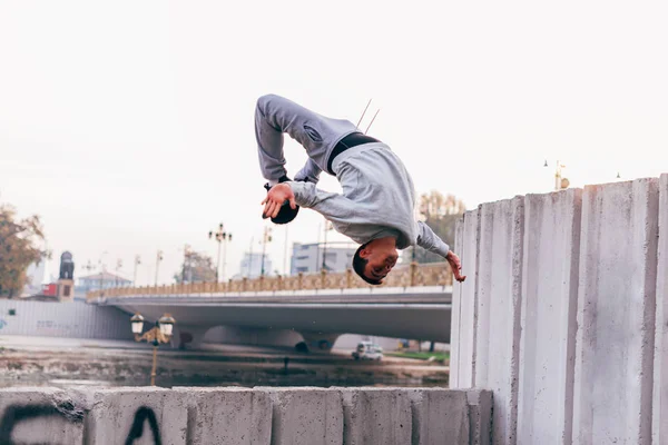 Young Man Practicing Parkour City Park Doing Tricks Jumps — Stock Photo, Image