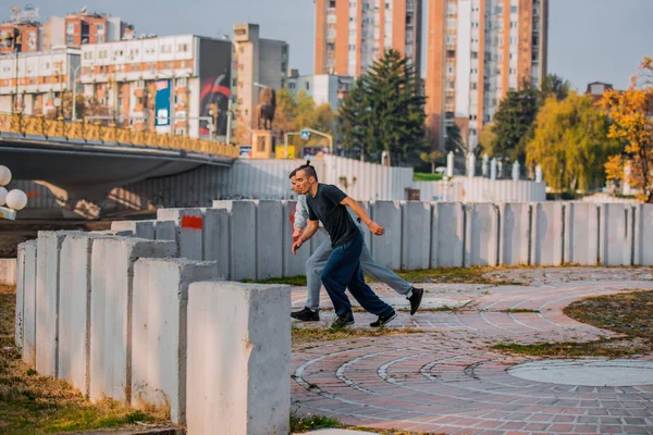 Equipo Parkour Corriendo Juntos Través Los Obstáculos — Foto de Stock