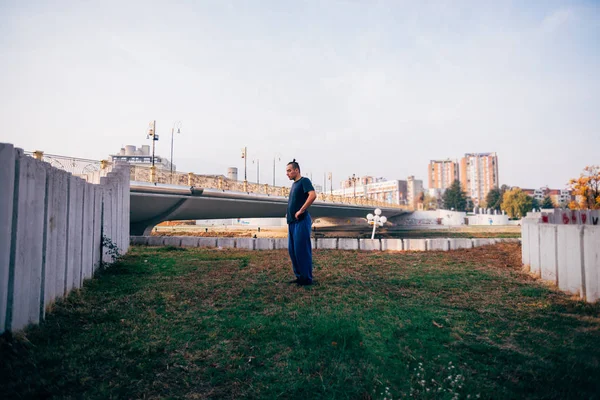 Yaşlarda Genç Bir Adam Şehirde Halka Açık Bir Yerde Park — Stok fotoğraf