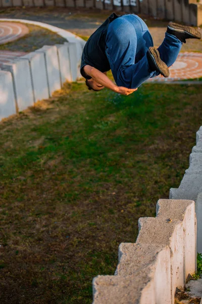 Deportista Saltando Sobre Los Obstáculos Mientras Hace Ejercicio Parkour — Foto de Stock