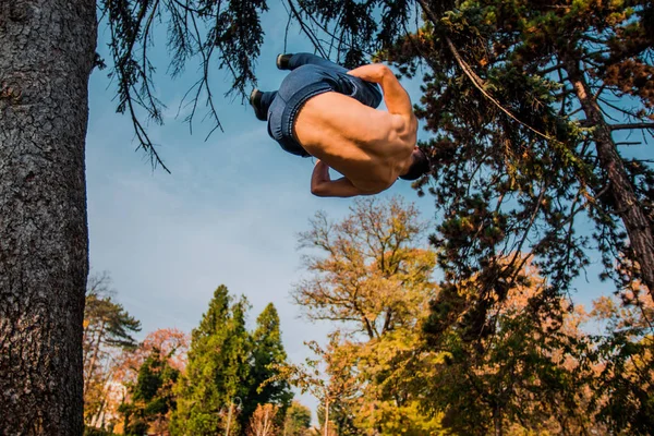 青空の下で白人男性はパルクールジャンプを作る — ストック写真