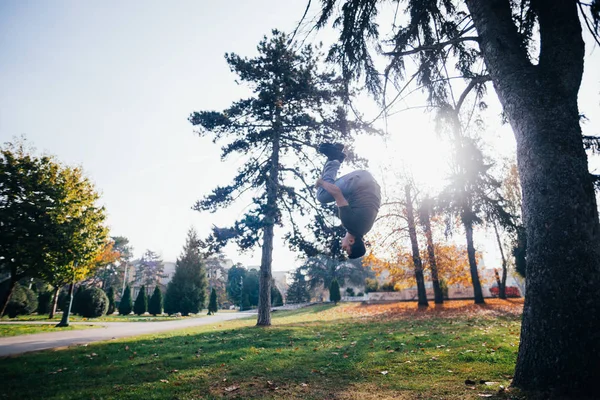 Acrobat Doing Parkour Workout While Running Tree Jumping — Stock Photo, Image