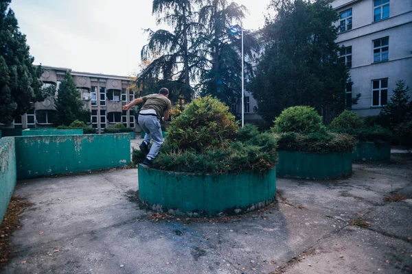 Strongman While Training Parkour Jumping Concrete Wall Urban Area — Stock Photo, Image