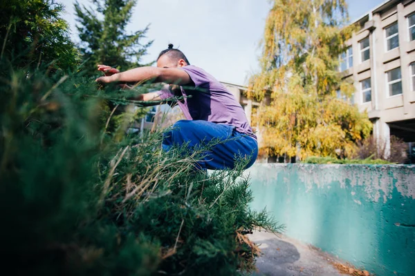 Ung Parkour Killen Hoppar Över Betongvägg Och Landar Annan Betongvägg — Stockfoto