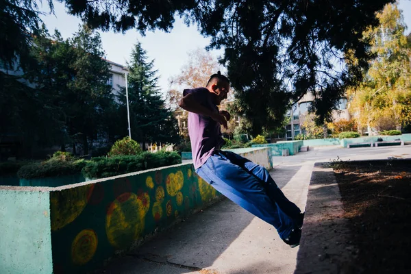 Mladý Parkour Chlap Skákání Přes Betonovou Zeď Přistání Další Betonové — Stock fotografie