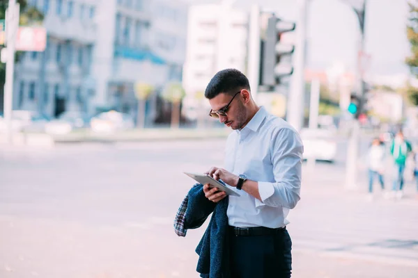 Jeune Homme Affaires Moderne Est Extérieur Marchant Dans Ville Tout — Photo