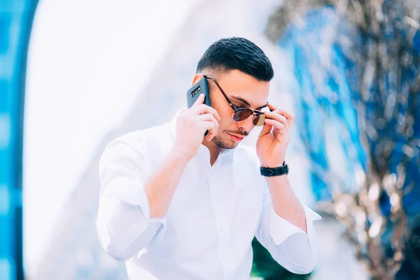 Stilvoller Geschäftsmann Telefoniert Auf Seinem Handy Während Auf Sein Notizbuch — Stockfoto