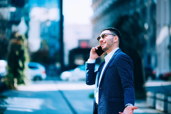 Joven Hombre Negocios Está Caminando Hablando Por Teléfono Centro Financiero —  Fotos de Stock