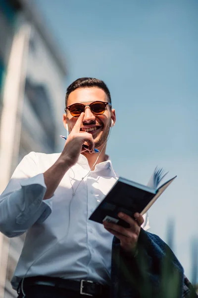 Selbstbewusster Geschäftsmann Steht Mit Aufgesetzten Kopfhörern Der Nachbarschaft Hält Stift — Stockfoto