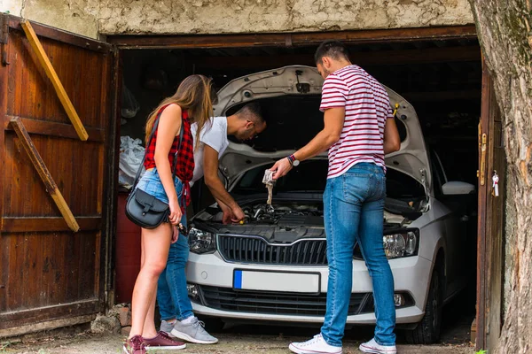 Dva Chlapi Snaží Opravit Některé Auto Stránka Když Dívka Stojí — Stock fotografie