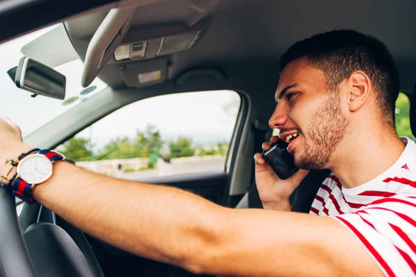 Mannen Kör Hans Bil Ser Glad Och Leende Tag Har — Stockfoto