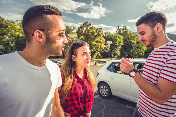 Deux Gars Une Fille Parlent Alors Ils Sont Debout Sur — Photo