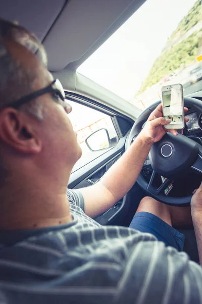 Een Man Zit Zijn Auto Met Een Mobiele Telefoon Hand — Stockfoto